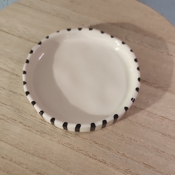 Kinska By Anthropologie Artistic Black and White Face Planter - Picture 3 of 8